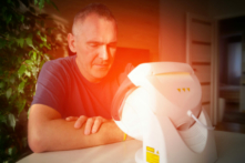 Một loại trị liệu bằng ánh sáng khác được nghiên cứu là liệu pháp ánh sáng mạnh, tức là tiếp xúc với ánh sáng chói trong một khoảng thời gian nhất định mỗi ngày.(Ảnh: Monika-Wisniewska/Shutterstock)