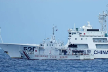 Một tàu hải cảnh Trung Quốc mang số hiệu 5201 chặn tàu BRP Malapascua của Lực lượng Tuần duyên Philippines khi tàu này di chuyển vào cửa của Bãi cạn Second Thomas mà người dân địa phương gọi là Bãi cạn Ayungin ở Biển Đông hôm 23/04/2023. (Ảnh: Aaron Favila/AP Photo)