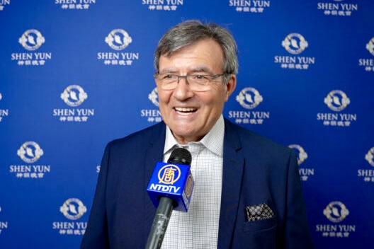 Ông Didier Garnier, cựu tổng thanh tra bộ nông nghiệp, thưởng thức Nghệ thuật Biểu diễn Shen Yun tại Tours, nước Pháp, hôm 24/04/2023. (Ảnh: NTD)