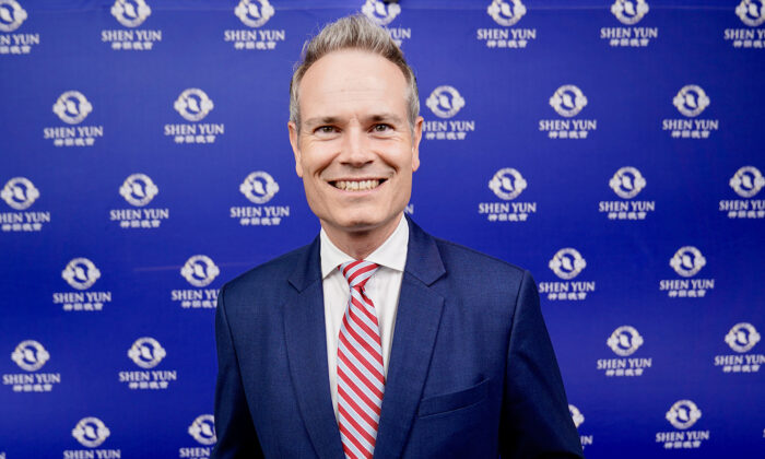 Nghị sĩ quốc hội Úc Tim James thưởng thức Nghệ thuật Biểu diễn Shen Yun tại Nhà hát Lyric Sydney, ở Sydney, Úc hôm 27/04/2023. (Ảnh: NTD)