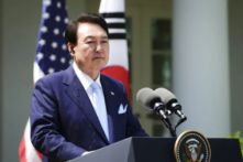 Tổng thống Nam Hàn Yoon Suk Yeol trình bày trong một cuộc họp báo tại khu vườn của Tòa Bạch Ốc ở Hoa Thịnh Đốn hôm 26/04/2023. (Ảnh: Madalina Vasiliu/The Epoch Times)