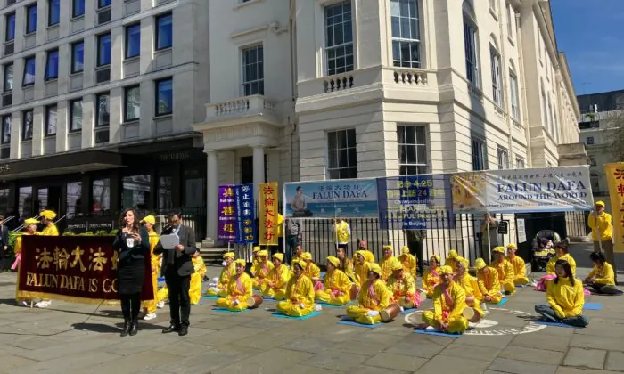 Các đại diện của Hiệp hội Pháp Luân Đại Pháp Vương quốc Anh đọc thư ủng hộ của các chính trị gia tại một cuộc tập hợp kỷ niệm 24 năm cuộc thỉnh nguyện ôn hòa, ở London hôm 29/04/2023. (Ảnh: Zoe Wang/The Epoch Times)