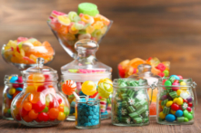 Năm chất phụ gia thực phẩm hóa học bị cấm xuất hiện trong thực phẩm chế biến trên khắp Liên minh u Châu, ngoại trừ thuốc nhuộm đỏ số 3, vẫn còn có trong kẹo anh đào.(Ảnh: Africa Studio/Shutterstock)