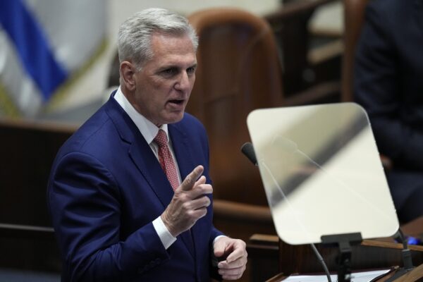 Chủ tịch Hạ viện Kevin McCarthy nói trước các nhà lập pháp trong một phiên họp của Knesset, Quốc hội Israel, tại Jerusalem, hôm 01/05/2023. (Ảnh: Ohad Zwigenberg/AP)