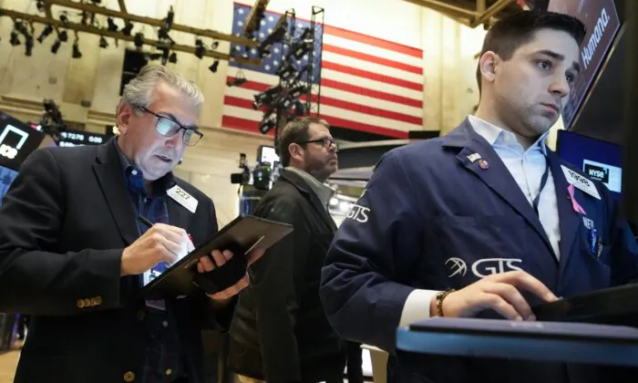 Các nhà giao dịch làm việc trên sàn tại Sở Giao dịch Chứng khoán New York ở New York hôm 03/05/2023. (Ảnh: Seth Wenig/AP Photo)