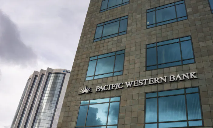 Một địa điểm của ngân hàng Pacific Western Bank ở Irvine, California, hôm 03/05/2023. (Ảnh: John Fredricks/The Epoch Times)