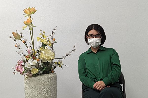Cô Thi, một người tham gia Phong trào Giấy Trắng ở Bắc Kinh, Trung Quốc, đã nói chuyện với đài truyền hình NTD ở Los Angeles hôm 25/04/2023. (Ảnh: Mã Thượng n/The Epoch Times)