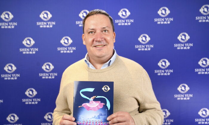 Nghị sĩ John Ruddick, Nghị viên tiểu bang New South Wales thưởng thức Nghệ thuật Biểu diễn Shen Yun tại Nhà hát Lyric Sydney hôm 05/05/2023. (Ảnh: NTD)