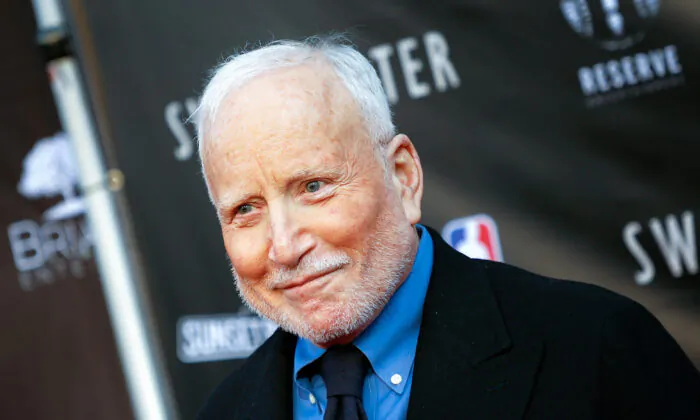 Nam diễn viên Richard Dreyfuss đến dự Buổi ra mắt phim “Sweetwater” ở Los Angeles tại Nhà hát Steven J. Ross tại Warner Bros. Studio Lot ở Burbank, California, hôm 11/04/2023. (Ảnh: Michael Tran/AFP qua Getty Images)