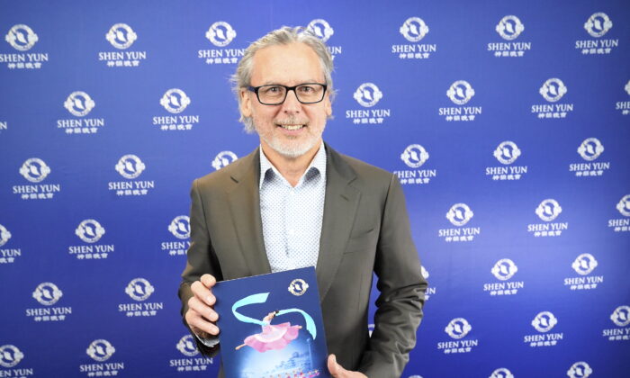 Ký giả Fred Pawle thưởng thức Nghệ thuật Biểu diễn Shen Yun tại Nhà hát Lyric Sydney, ở Sydney, Úc, hôm 05/05/2023. (Ảnh: NTD)