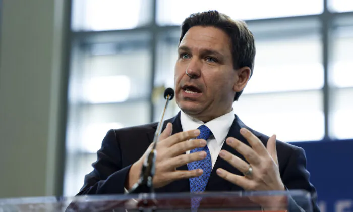 Thống đốc Florida Ron DeSantis nói chuyện tại National Harbor, Maryland, hôm 21/04/2023. (Ảnh: Anna Moneymaker/Getty Images)