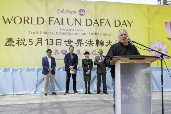 Ủy viên hội đồng thành phố Mississauga Brad Butt diễn thuyết trong một cuộc mít tinh tại Tòa thị chính Toronto hôm 06/05/2023, đánh dấu kỷ niệm 31 năm ngày phổ truyền môn tu luyện tinh thần Pháp Luân Đại Pháp. (Ảnh: Evan Ning/The Epoch Times)