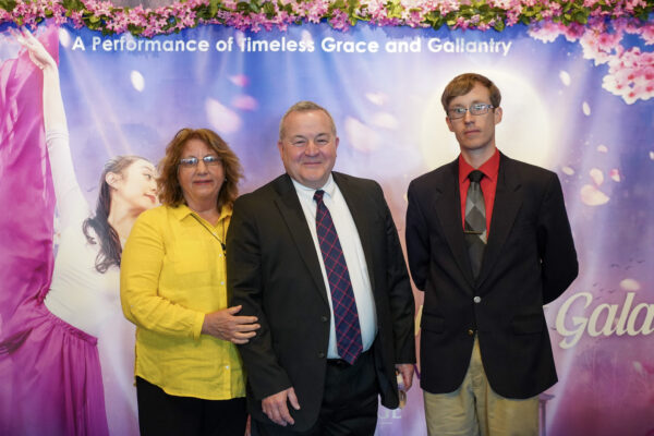 (Từ trái sang phải) Bà Ellie Guertin, ông Richard Guertin, và ông Matthew Guertin tại Nhà hát Paramount ở Middletown, New York, hôm 06/05/2023. (Ảnh: Cara Ding/The Epoch Times)