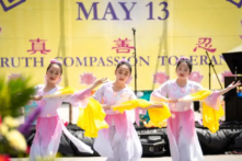 Các học viên Pháp Luân Công kỷ niệm Ngày Pháp Luân Đại Pháp Thế Giới tại thành phố New York hôm 07/05/2023. (Ảnh: Samira Bouaou/The Epoch Times)