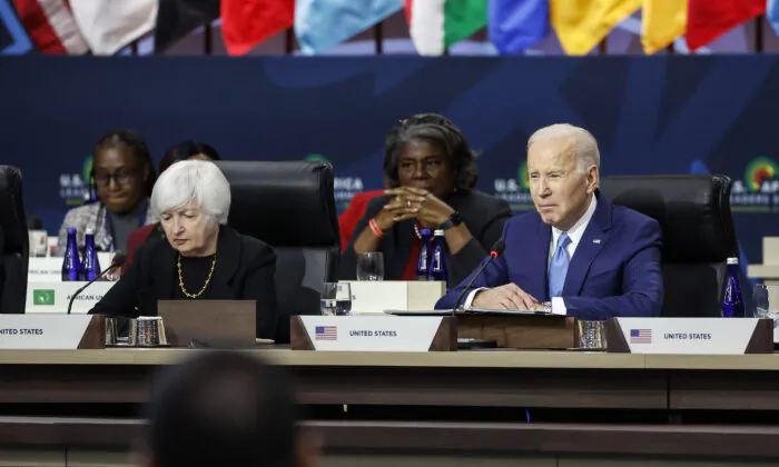 Tổng thống Hoa Kỳ Joe Biden nói cùng Bộ trưởng Ngân khố Hoa Kỳ Janet Yellen tại phiên họp bế mạc về An ninh Lương thực tại Hội nghị thượng đỉnh các Nhà lãnh đạo Hoa Kỳ-Châu Phi, ở Hoa Thịnh Đốn hôm 15/12/2022. (Ảnh: Anna Moneymaker/Getty Images)