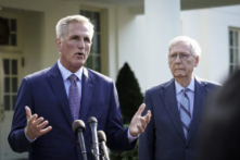 Chủ tịch Hạ viện Kevin McCarthy (Cộng Hòa-California (trái) và Thượng nghị sĩ Mitch McConnell (Cộng Hòa-Kentucky) (phải) nói chuyện với giới báo chí sau cuộc gặp với Tổng thống Joe Biden và các nhà lãnh đạo khác tại Tòa Bạch Ốc ở Hoa Thịnh Đốn, hôm 09/05/2023.(Ảnh: Madalina Vasiliu/The Epoch Times)