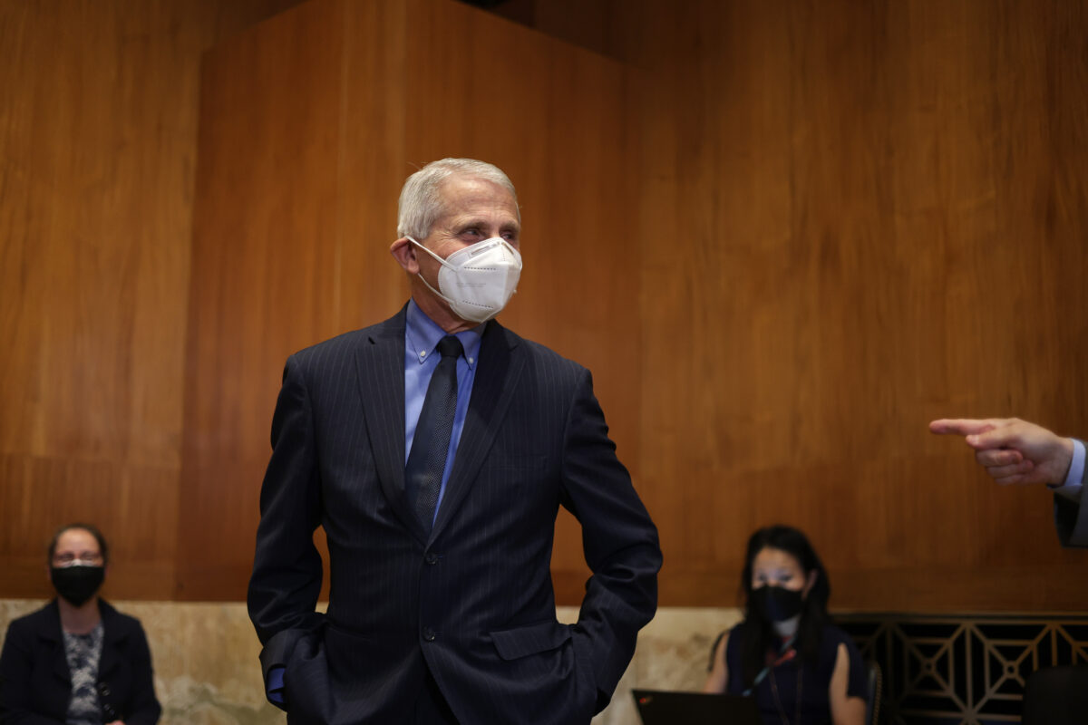 Cựu Cố vấn Y tế của Tòa Bạch Ốc, Tiến sĩ Anthony Fauci tại Tòa nhà Văn phòng Thượng viện Dirksen trên Capitol Hill ở Hoa Thịnh Đốn, vào ngày 17/05/2022. (Ảnh: Alex Wong/Getty Images)