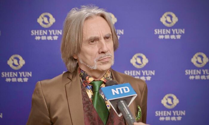 Ông Giorgio Casciarri thưởng thức Nghệ thuật Biểu diễn Shen Yun tại Nhà hát degli Arcimboldi ở Milan, nước Ý hôm 25/04/2023. (Ảnh: NTD)