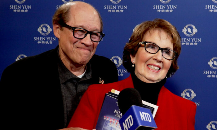 Ông Robert Dale Lynch thưởng thức Nghệ thuật Biểu diễn Shen Yun tại Trung tâm Nghệ thuật Đại học George Mason hôm 21/01/2023. (Ảnh: NTD)