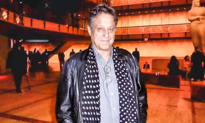 Ông Tony Mark thưởng thức buổi biểu diễn khai mạc của Shen Yun tại Trung tâm Lincoln, New York tối hôm 06/04/2023. (Ảnh: Frank Liang/The Epoch Times)