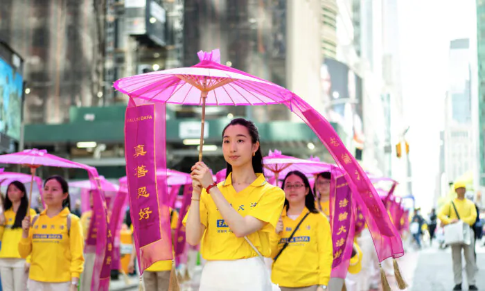 Các học viên Pháp Luân Công diễn hành ở Manhattan để kỷ niệm Ngày Pháp Luân Đại Pháp Thế Giới hôm 12/05/2023, ở New York. (Ảnh: Samira Bouaou/The Epoch Times)