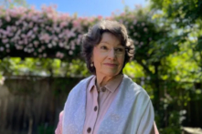 Bà Linda Campbell trong khu vườn sau nhà của bà ở Sonoma County, California, hôm 12/05/2023. (Ảnh: Đăng dưới sự cho phép của bà Linda Campbell)