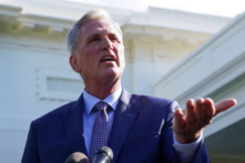 Chủ tịch Hạ viện Kevin McCarthy (Cộng Hòa-California) nói chuyện với các phóng viên bên ngoài West Wing sau cuộc đàm phán về hạn mức nợ với Tổng thống Joe Biden tại Tòa Bạch Ốc hôm 09/05/2023. (Ảnh: Kevin Lamarque/Reuters)