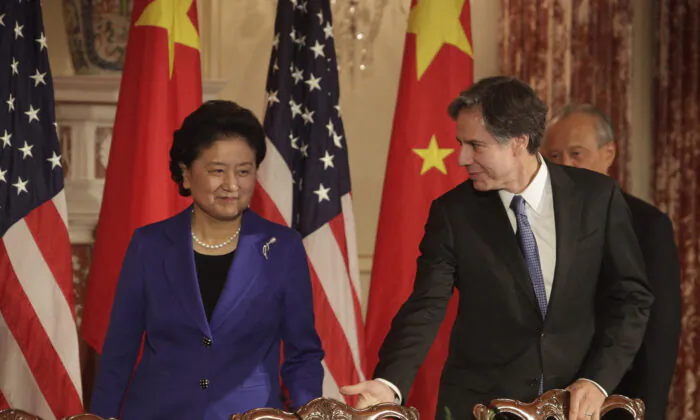 Thứ trưởng Ngoại giao Hoa Kỳ đương thời Blinken (phải) gặp bà Lưu Diên Đông (Liu Yandong), Phó Thủ tướng Trung Quốc đương thời, tại Hoa Thịnh Đốn vào ngày 24/06/2015. (Ảnh: Chris Kleponis/AFP qua Getty Images)