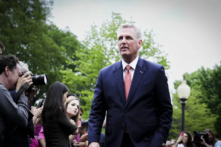 Chủ tịch Hạ viện Kevin McCarthy (Cộng Hòa-California) nói chuyện với giới báo chí sau cuộc gặp với Tổng thống Joe Biden và các nhà lãnh đạo khác tại Tòa Bạch Ốc ở Hoa thịnh Đốn hôm 16/05/2023. (Ảnh: Madalina Vasiliu/The Epoch Times)