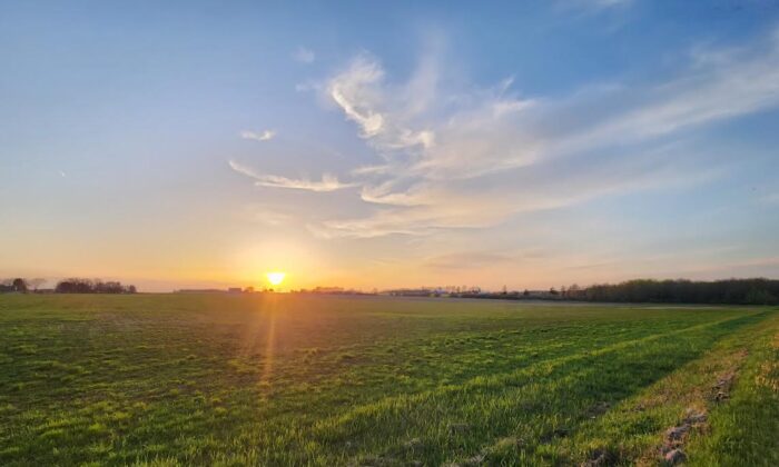 Hoàng hôn trên một thị trấn trung tâm Wisconsin vào năm 2023. (Ảnh: Đăng dưới sự cho phép của ông Tom Wilcox)