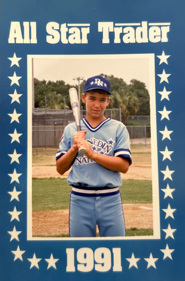 Một tấm thẻ bóng chày năm 1991 cho đội Dunedin National Allstars Little League in hình vận động viên ném bóng 12 tuổi “D.” DeSantis. (Ảnh: The Epoch Times)