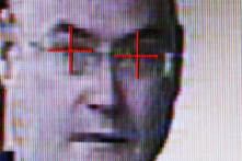 Công nghệ nhận dạng khuôn mặt được vận hành tại Argus Soloutions ở Sydney, Úc, vào ngày 11/08/2005. (Ảnh: Ian Waldie/Getty Images)