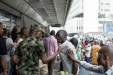 Một số người cãi cọ bên ngoài một ngân hàng khi mọi người xếp hàng ở Lagos, hôm 22/02/2023 trước cuộc bầu cử tổng thống Nigeria được ấn định vào ngày 25/02/2023. (Ảnh: Patrick Meinhardt/AFP/Getty Images)