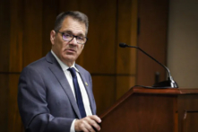 Dân biểu Gus Bilirakis (Cộng Hòa-Florida) trình bày tại một cuộc họp báo về cuộc bức hại Pháp Luân Công tại Capitol Hill ở Hoa Thịnh Đốn hôm 23/05/2023. (Ảnh: Madalina Vasiliu/The Epoch Times)