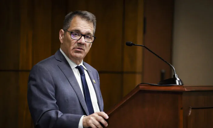 Dân biểu Gus Bilirakis (Cộng Hòa-Florida) trình bày tại một cuộc họp báo về cuộc bức hại Pháp Luân Công tại Capitol Hill ở Hoa Thịnh Đốn hôm 23/05/2023. (Ảnh: Madalina Vasiliu/The Epoch Times)