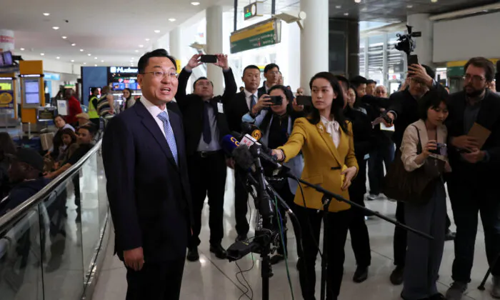 Ông Tạ Phong (Xie Feng), tân đại sứ Trung Quốc tại Hoa Kỳ, đọc bài diễn thuyết trước giới truyền thông khi đến phi trường JFK ở thành phố New York, Hoa Kỳ, hôm 23/05/2023. (Ảnh: Reuters/Brendan McDermid)