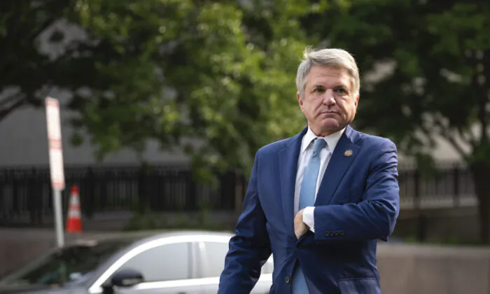 Dân biểu Michael McCaul (Cộng Hòa-Texas) đến dự một cuộc họp kín với các thành viên Đảng Cộng Hòa tại Hạ viện trên Capitol Hill ở Hoa Thịnh Đốn, hôm 10/05/2023. (Ảnh: Drew Angerer/Getty Images)