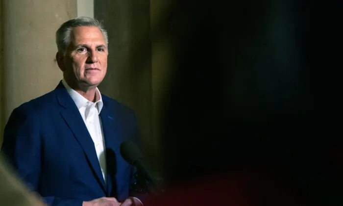 Chủ tịch Hạ viện Kevin McCarthy (Cộng Hòa-California) nói chuyện với báo chí sau khi đạt được một “thỏa thuận về nguyên tắc” giữa các thành viên Đảng Cộng Hòa tại Hạ viện và nhóm của Tổng thống Joe Biden để tránh cho chính phủ Hoa Kỳ bị vỡ nợ tại Tòa nhà Quốc hội Hoa Kỳ ở Hoa Thịnh Đốn, hôm 28/05/2023. (Ảnh: Anna Rose Layden/Getty Images)