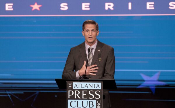 Ông Rich McCormick, ứng cử viên Đảng Cộng Hòa đại diện cho Khu vực Bầu cử số 6 của Georgia, tranh luận với ông Bob Christian của Đảng Dân Chủ (không có trong ảnh này) tại Loạt Tranh luận Tổng Tuyển cử Câu lạc bộ Báo chí Atlanta Loudermilk-Young được tổ chức tại trường quay của Georgia Public Broadcasting ở Atlanta vào ngày 16/10/2022. (Ảnh: © Brian Cahn/ZUMA Press Wire)