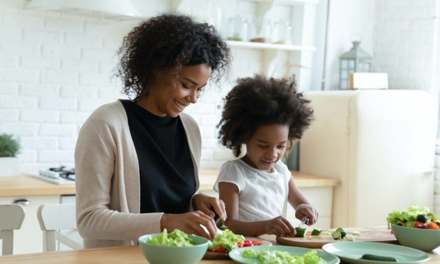 Các chuyên gia cho biết việc để trẻ tham gia vào quá trình nuôi trồng, mua sắm, chuẩn bị thực phẩm, và nấu ăn đem lại sự giáo dục dinh dưỡng vô giá giúp chống lại bệnh béo phì ở trẻ em. (Ảnh: fizkes/Shutterstock)