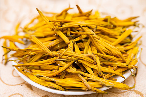 Hoa Kim châm có thể ăn được là một trong loại hoa Huyên, còn được gọi là Hoàng hoa thái, “chủ an ngũ tạng, lợi tâm chí, khiến người ta vui vẻ, vô ưu, nhẹ thân, sáng mắt”, mùa thu hoạch hoa là vào tháng Năm. (Ảnh: Trần Bách Châu/Epoch Times)