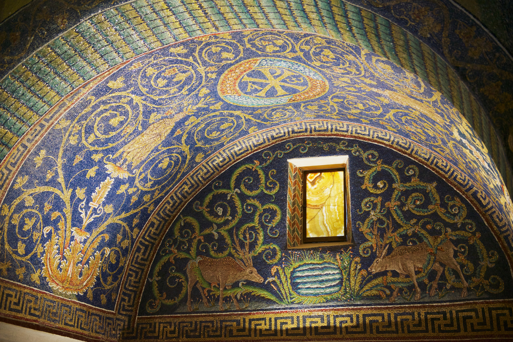 Những bức tranh khảm mosaic tô điểm cho nội thất của Lăng Galla Placidia ở thành phố Ravenna. (Ảnh: Dmitry Chulov/Shutterstock)