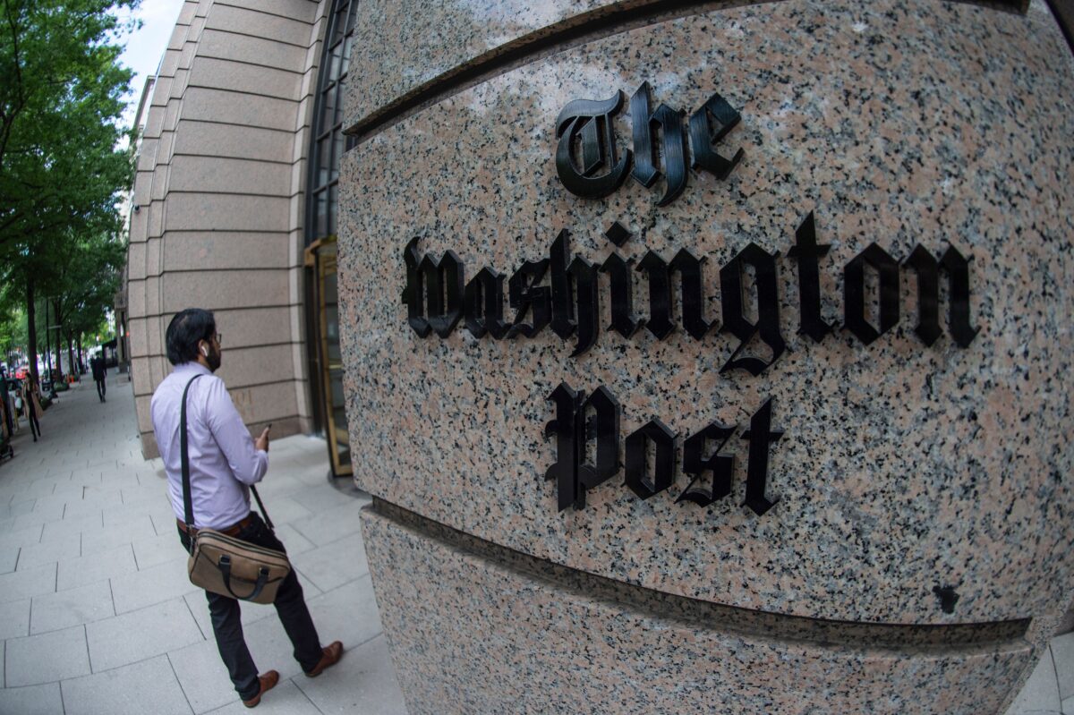 Một người đàn ông bước vào tòa nhà Washington Post ở Hoa Thịnh Đốn vào ngày 16/05/2019. (Ảnh: Eric Baradat/AFP qua Getty Images)