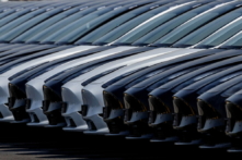 Xe hơi Tesla đậu tại công trường xây dựng nhà máy Tesla Gigafactory mới dành cho xe điện ở Grünheide, Đức, vào ngày 20/03/2022. (Ảnh: Hannibal Hanschke/Reuters)