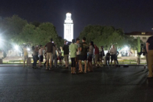 Mọi người đứng xem các bức tượng của Liên minh miền Nam (Confederate) bị dỡ bỏ khỏi Đại học Texas ở Austin, vào ngày 21/08/2017. (Ảnh: Stephen Spillman/Reuters)