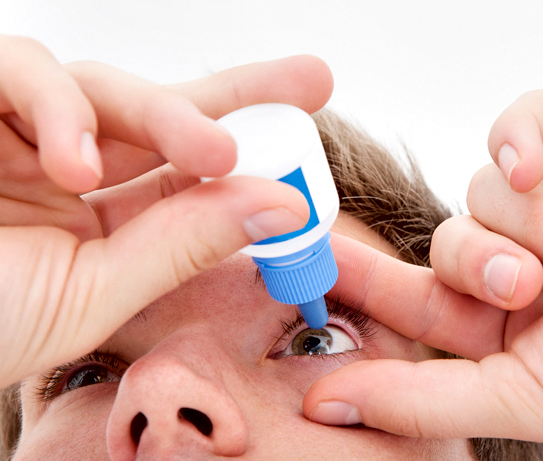 Điều trị bằng thuốc nhỏ mắt chống viêm và giữ ẩm của Tây y không có hiệu quả. (Ảnh: Fotolia)