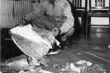 Thiếu tá Jesse Marcel tại Phi trường Quân đội Roswell được chụp hình cùng các mảnh vỡ được tìm thấy cách đó 75 dặm (120.7 km) về phía tây bắc của Roswell, tiểu bang New Mexico, hồi tháng 06/1947. Các mảnh vỡ đã được xác định là của một mục tiêu radar. Không lực Hoa Kỳ đã công bố một báo cáo hôm 24/06 phơi bày các báo cáo về một vụ rơi UFO gần Roswell, New Mexico vào năm 1947. (Ảnh: Không lực Hoa Kỳ/AFP/Getty Images)
