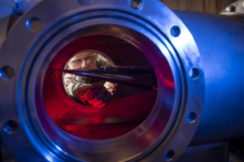 Thiếu sinh quân Hạng 2 Eric Hembling sử dụng Ống Ludwieg để đo áp suất, nhiệt độ, và hoạt động lưu thông dòng chảy của các phương tiện nghiên cứu hình học và siêu thanh cơ bản khác nhau ở tốc độ Mach 6 tại Khoa Hàng không học của Học viện Không quân Hoa Kỳ, ở Colorado Springs, Colorado, vào ngày 31/01/2019. (Ảnh: Joshua Armstrong/Học viện Không quân Hoa Kỳ qua AP)