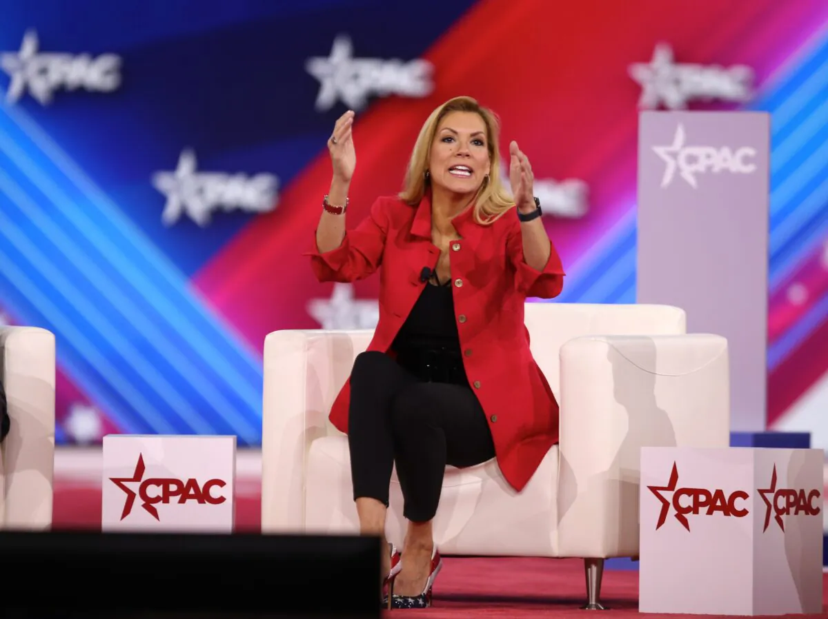 Dân biểu Beth Van Duyne (Cộng Hòa-Texas) diễn thuyết trong Hội nghị Hành động Chính trị Bảo tồn truyền thống (CPAC) ở Dallas, Texas, vào ngày 06/08/2022. (Ảnh: Bobby Sanchez/The Epoch Times)
