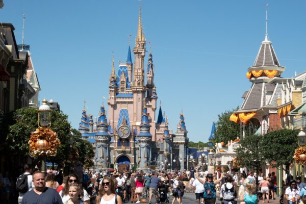 Du khách đi dọc Main Street tại Vương quốc Phép thuật của Thế giới Walt Disney ở Orlando, Florida, hôm 30/9/2022. (Ảnh: Bryan R. Smith/AFP/Getty Images)